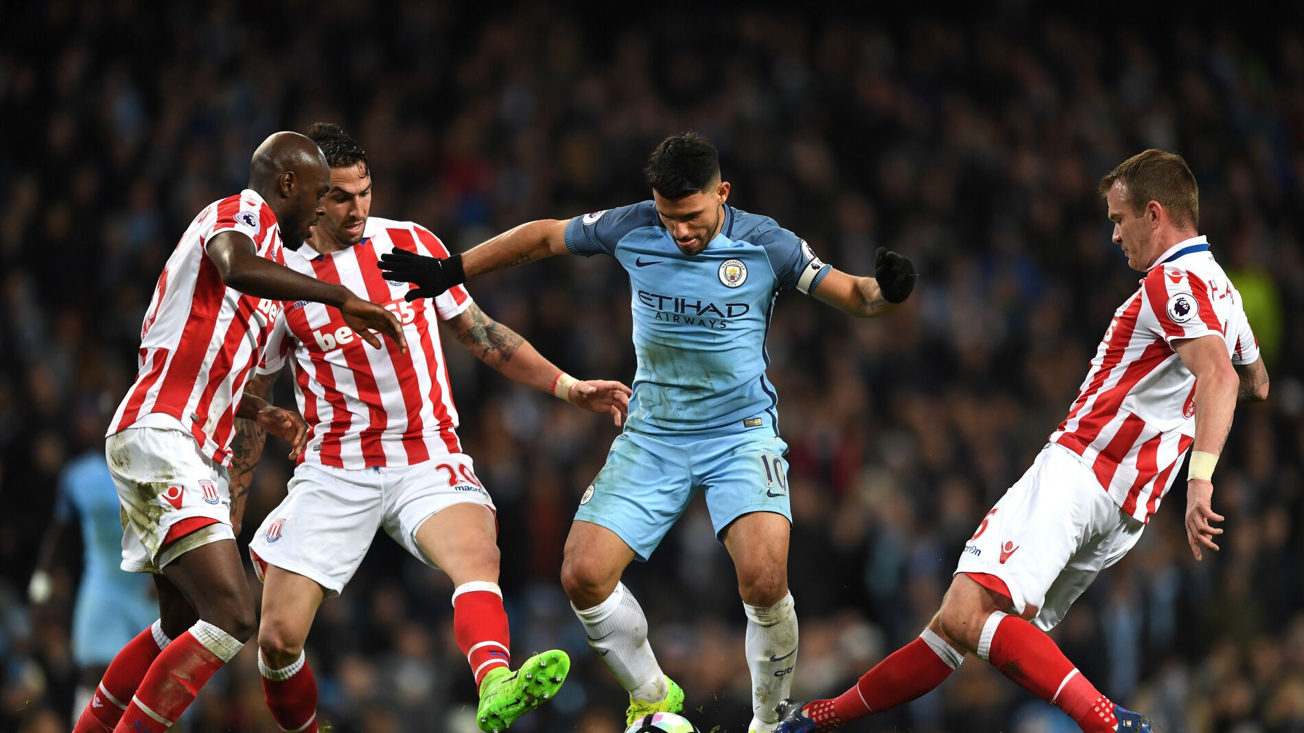 Kun Ag&uuml;ero entre varios jugadores del Stoke City