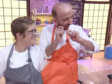 El regalo inesperado de Richard y Filippetti a Chicote: hilo dental El regalo inesperado de Richard y Filippetti a Chicote: hilo dental