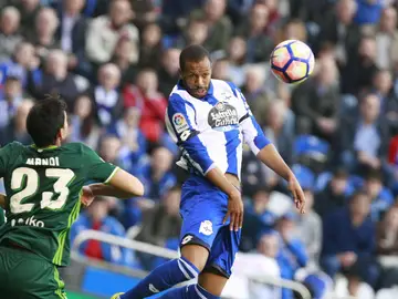 Sidnei disputa un balón aéreo ante Mandi Sidnei disputa un balón aéreo ante Mandi