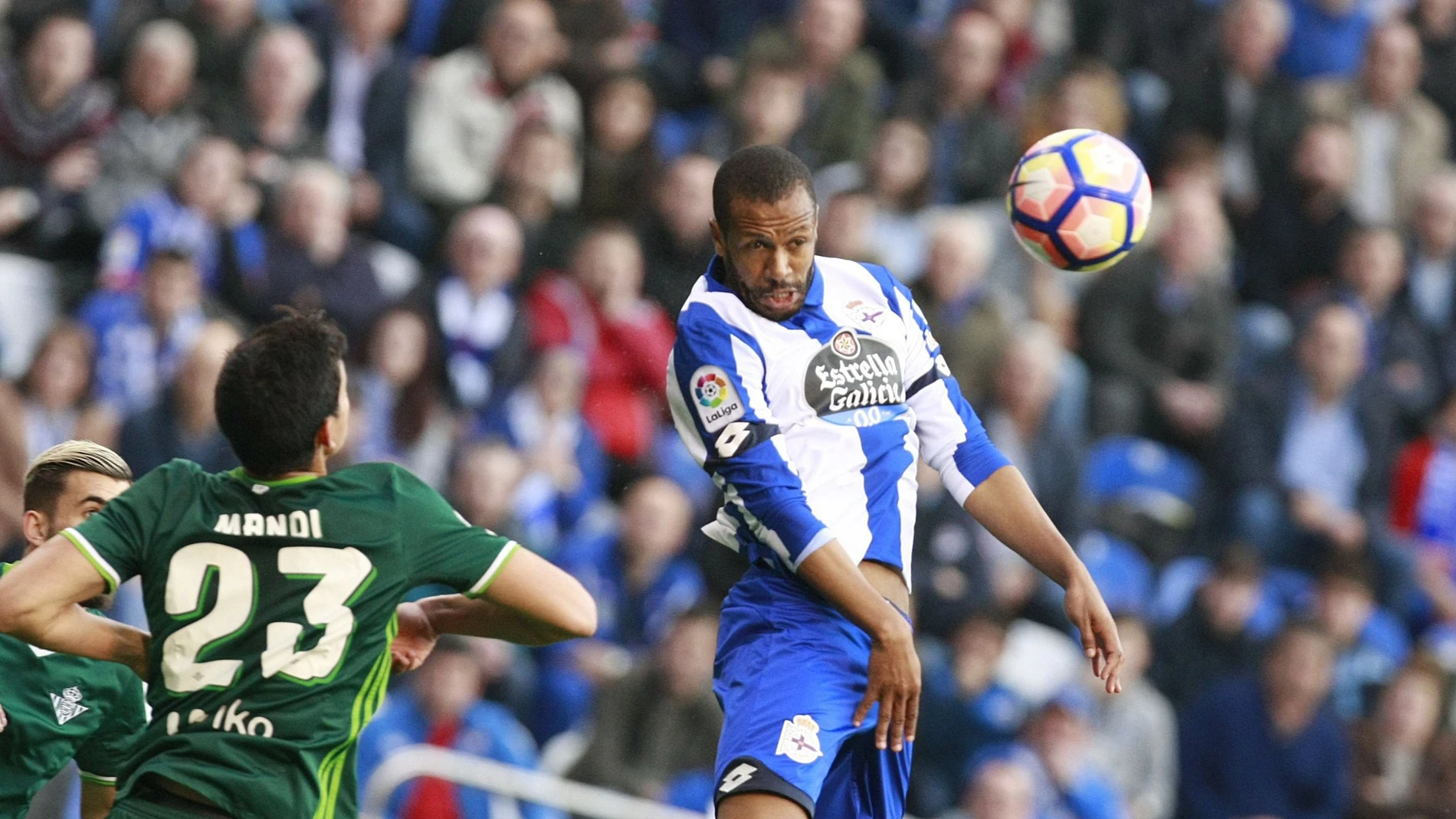 Sidnei disputa un balón aéreo ante Mandi Sidnei disputa un balón aéreo ante Mandi