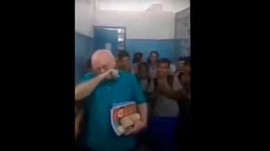 Unos alumnos dan una emotiva sorpresa a su profesor en su último día de clase
