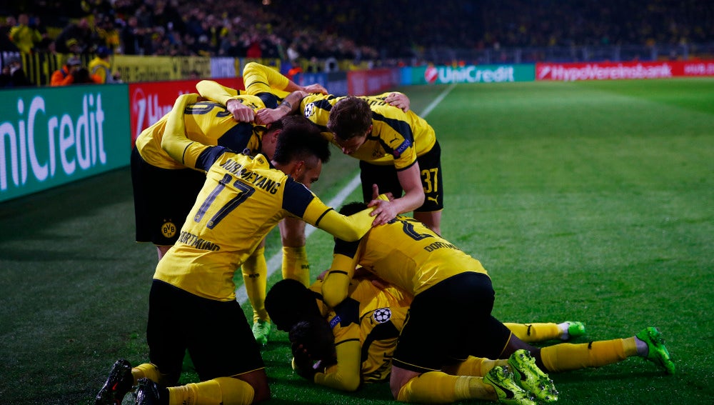 Los jugadores del Borussia Dortmund celebran los goles