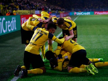 Los jugadores del Borussia Dortmund celebran los goles