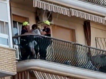 Frame 8.650666 de: Los bomberos rescatan a una mujer y sus dos hiijos cuando estaban a punto de arrojarlos por un balcón