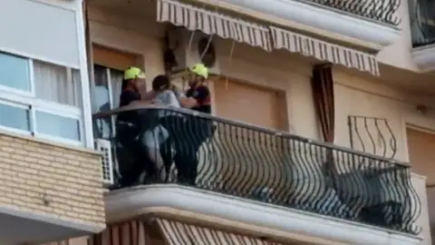 Frame 8.650666 de: Los bomberos rescatan a una mujer y sus dos hiijos cuando estaban a punto de arrojarlos por un balcón Frame 8.650666 de: Los bomberos rescatan a una mujer y sus dos hiijos cuando estaban a punto de arrojarlos por un balcón