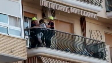 Los bomberos logran impedir que una mujer se arroje desde un cuarto piso con sus dos hijos pequeños en Valencia