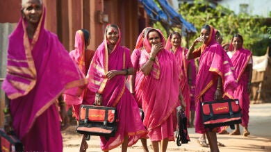 Unas ancianas de la India que van a la escuela por primera vez demuestran que nunca es demasiado tarde