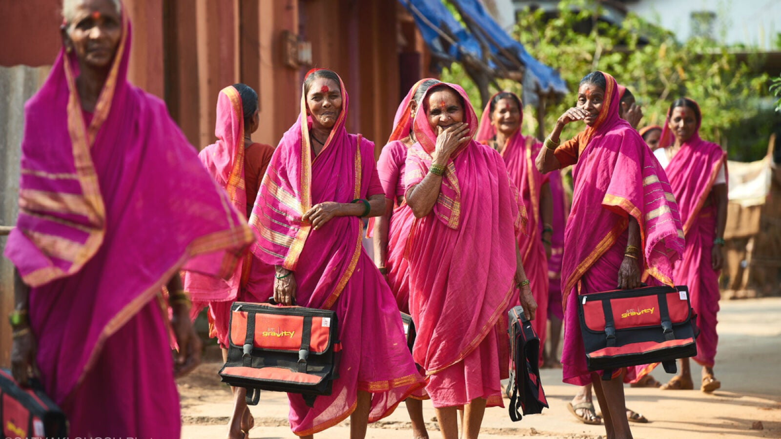 Unas ancianas de la India que van a la escuela por primera vez demuestran que nunca es demasiado tarde