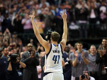 Dirk Nowitzki celebra su punto número 30.000 en la NBA