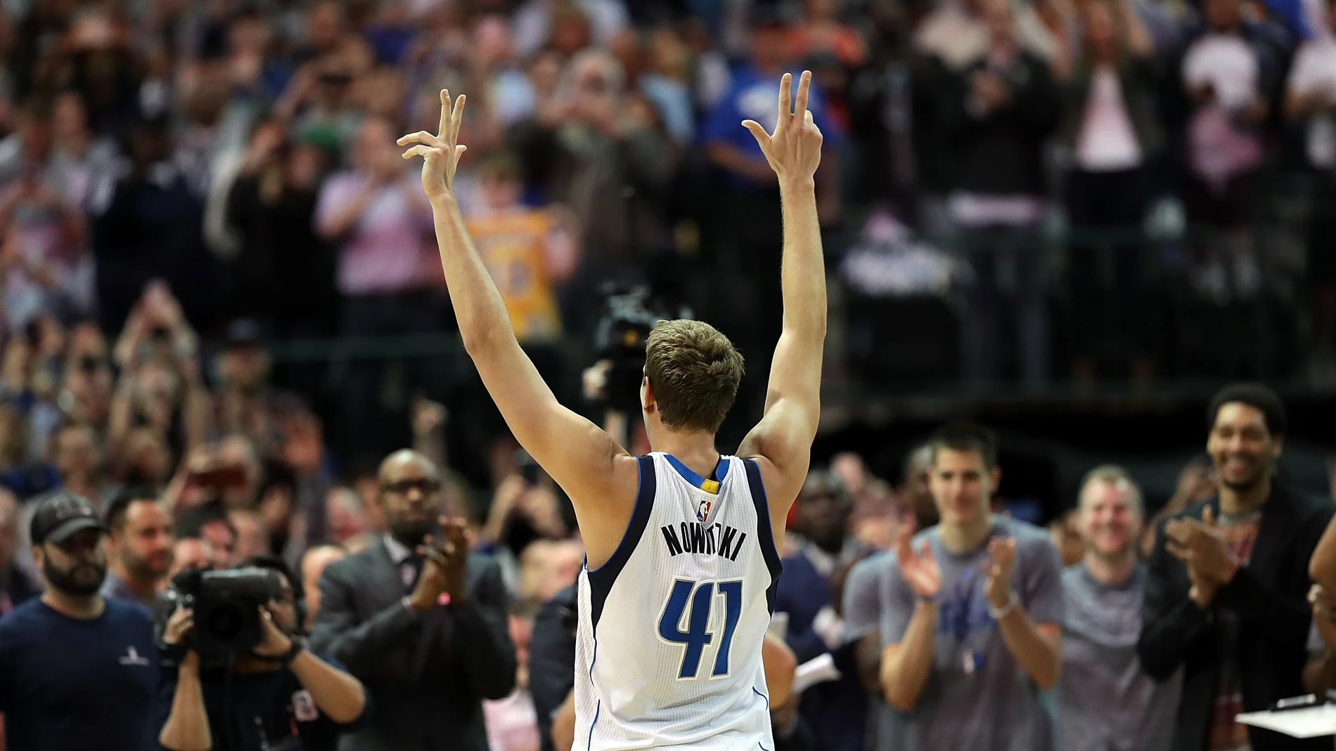 Dirk Nowitzki celebra su punto número 30.000 en la NBA Dirk Nowitzki celebra su punto número 30.000 en la NBA