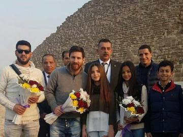 Leo Messi durante su visita a las pirámides egipcias