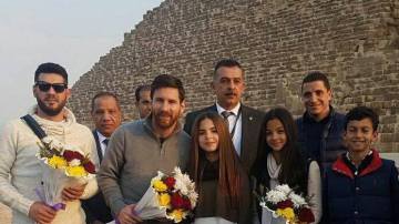 Leo Messi durante su visita a las pirámides egipcias