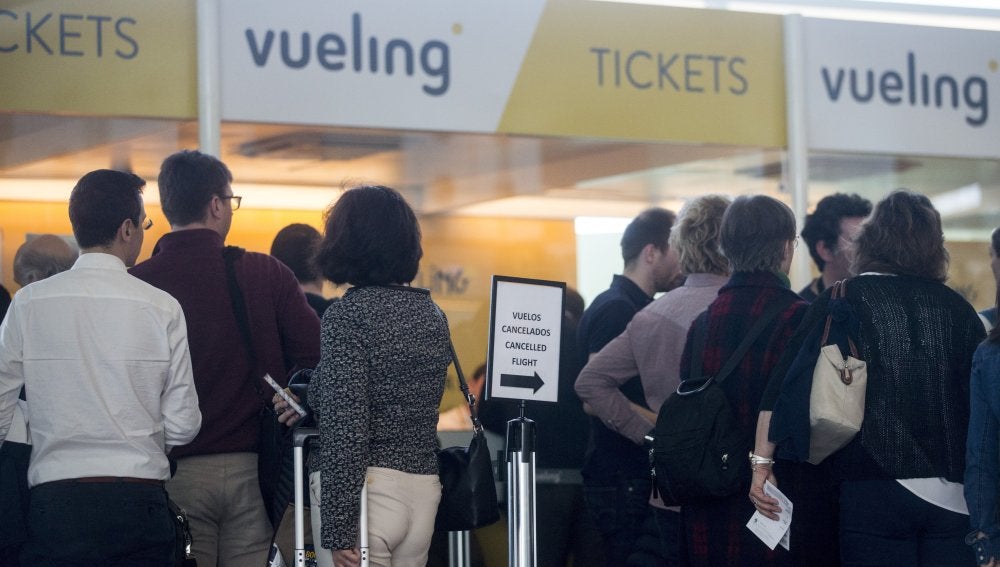 Viajeros en los mostradores de la aerolínea Vueling