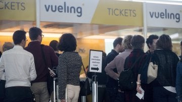 Viajeros en los mostradores de la aerolínea Vueling