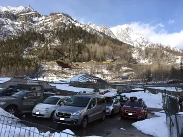 Vistas de heridos llegando en helicóptero tras una avalancha en Courmayeur, en los Alpes Vistas de heridos llegando en helicóptero tras una avalancha en Courmayeur, en los Alpes