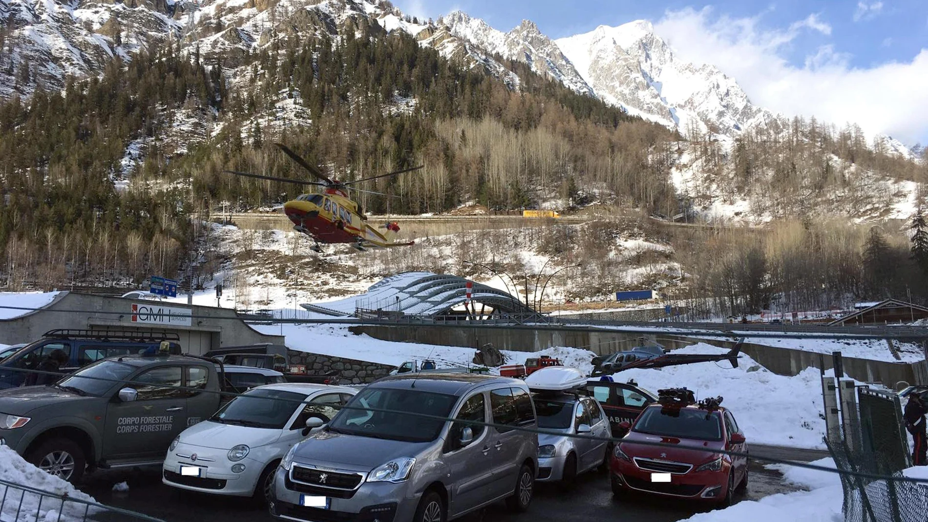 Vistas de heridos llegando en helicóptero tras una avalancha en Courmayeur, en los Alpes Vistas de heridos llegando en helicóptero tras una avalancha en Courmayeur, en los Alpes