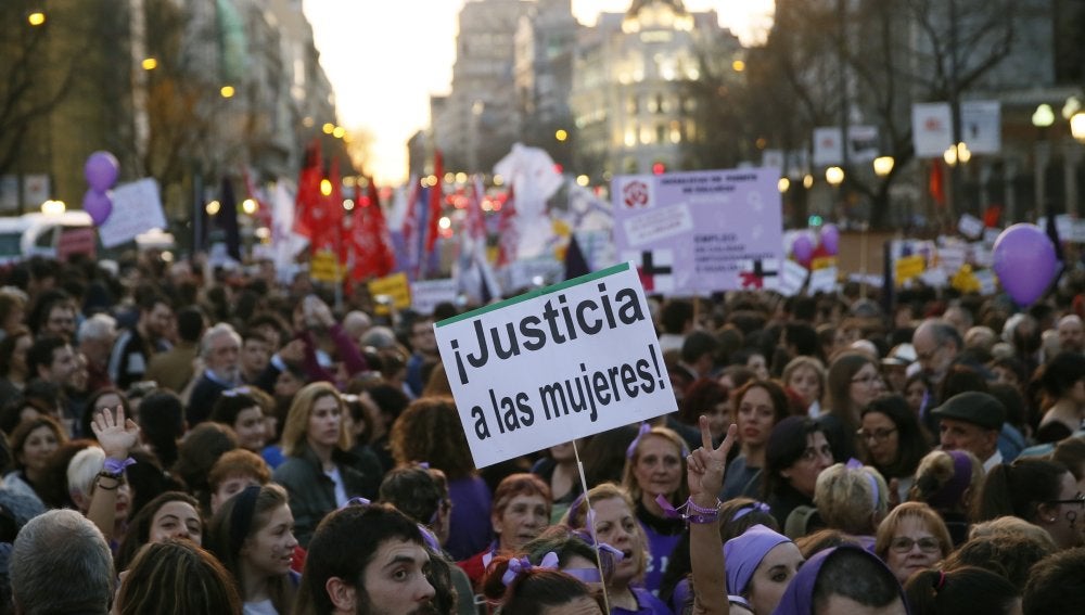 Miles de personas se manifiestan en Madrid para que los derechos de las mujeres "no sean cuestionados"