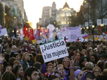 Miles de personas se manifiestan en Madrid para que los derechos de las mujeres "no sean cuestionados" Miles de personas se manifiestan en Madrid para que los derechos de las mujeres "no sean cuestionados"