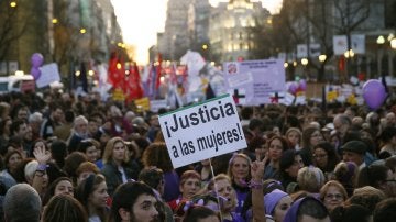 Miles de personas se manifiestan en Madrid para que los derechos de las mujeres "no sean cuestionados"