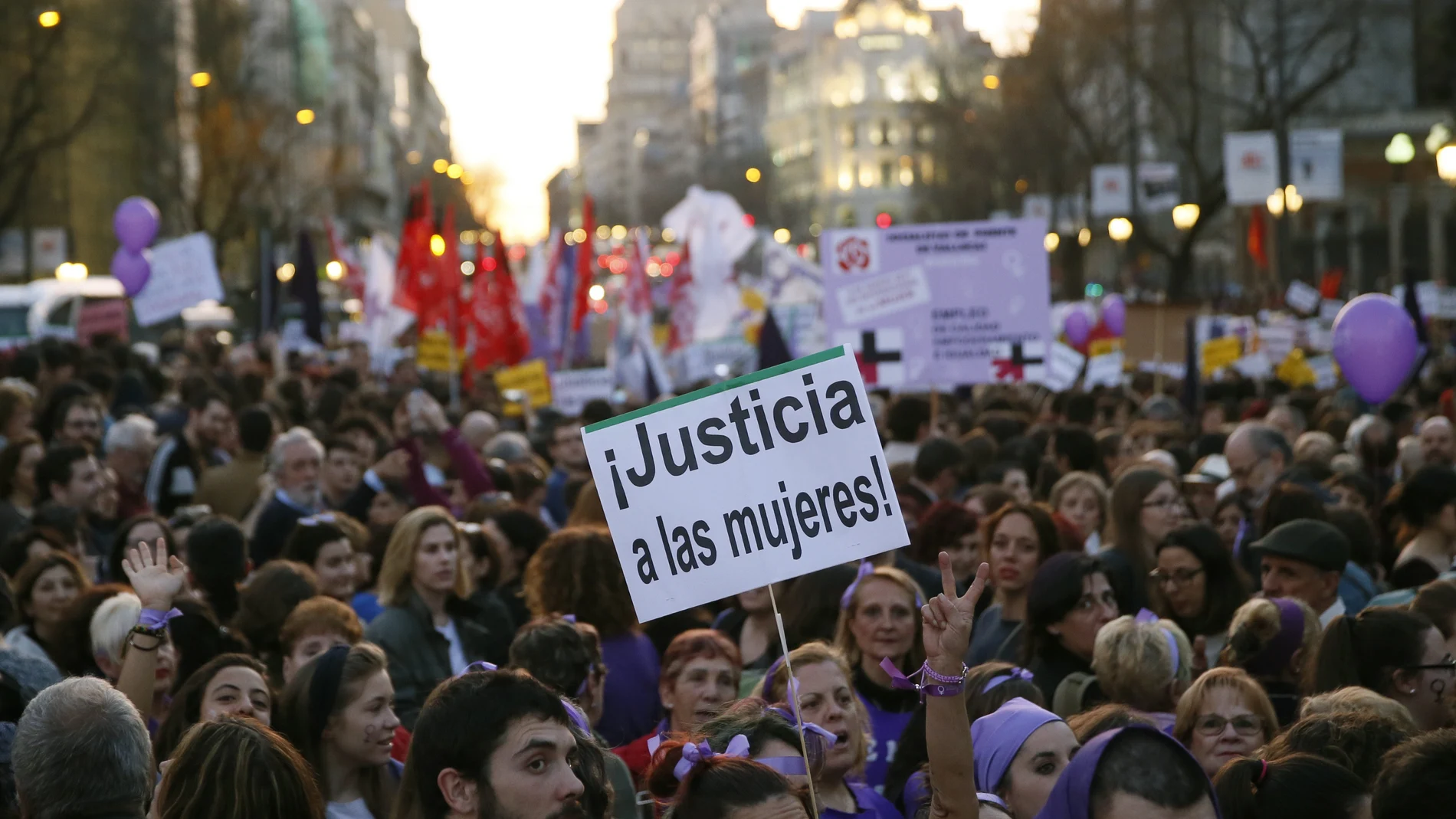 Miles de personas se manifiestan en Madrid para que los derechos de las mujeres "no sean cuestionados" Miles de personas se manifiestan en Madrid para que los derechos de las mujeres "no sean cuestionados"