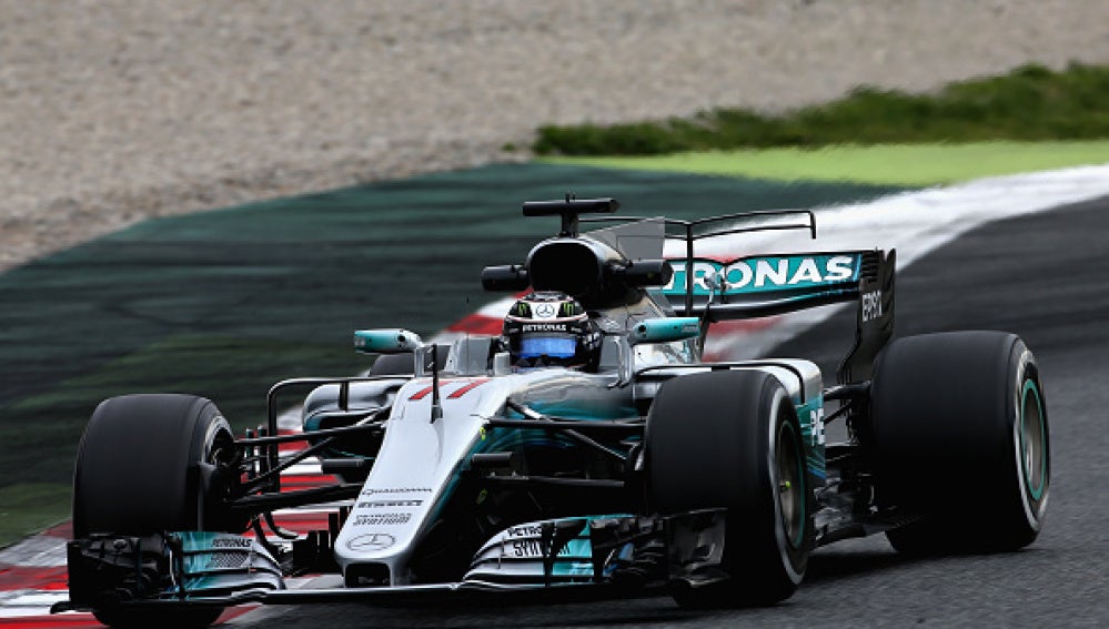Bottas rueda con el Mercedes por el trazado de Montmeló