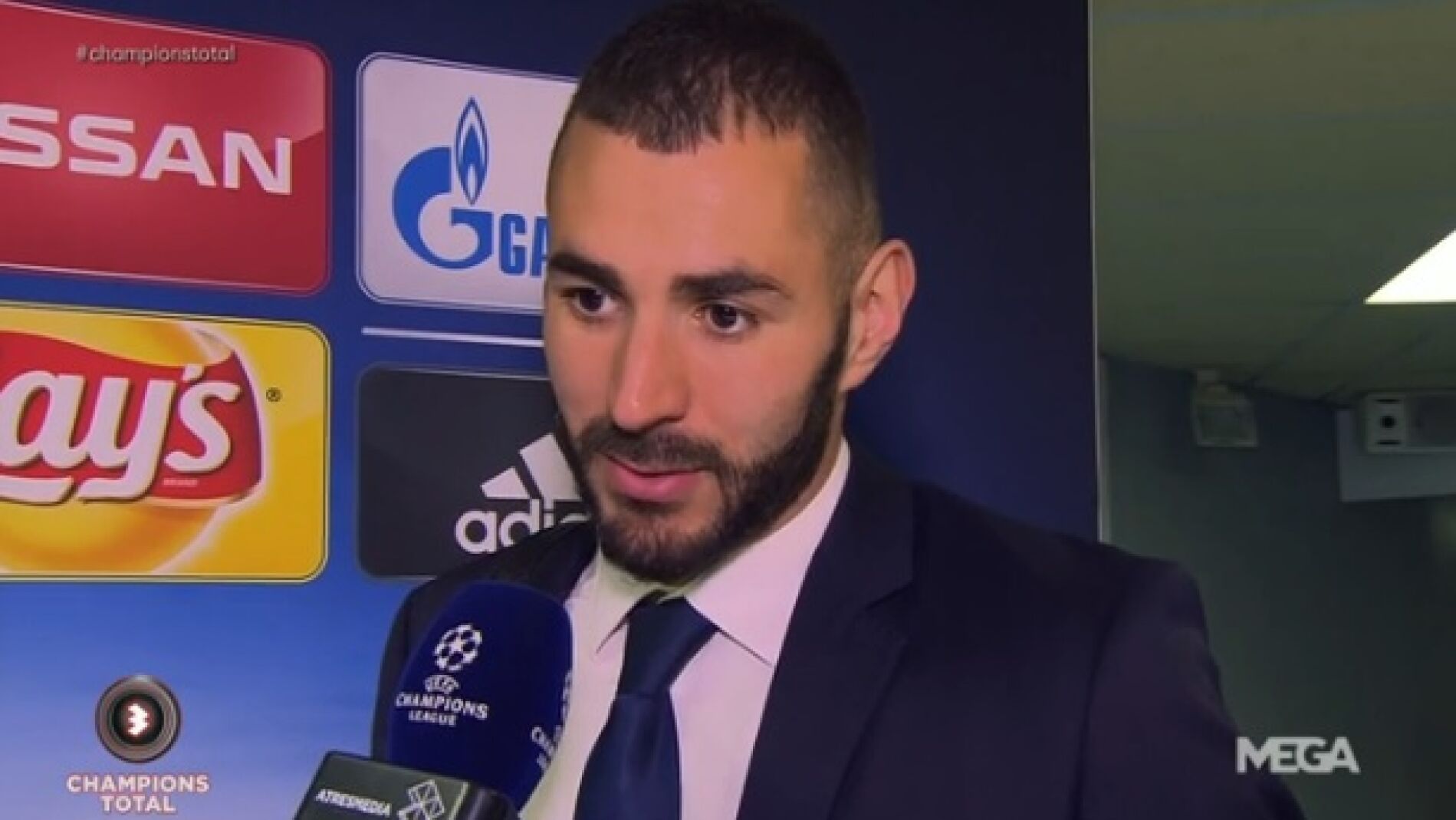 Benzema atiende a los micr&oacute;fonos de Atresmedia