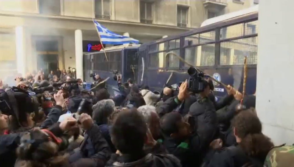 Frame 0.0 de: Enfrentamientos entre agricultores griegos y policía en Atenas