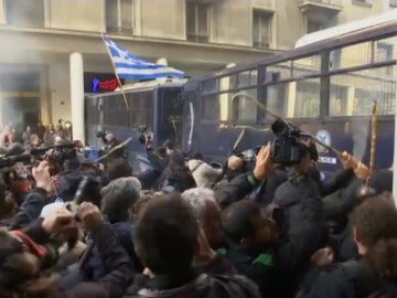 Frame 0.0 de: Enfrentamientos entre agricultores griegos y policía en Atenas