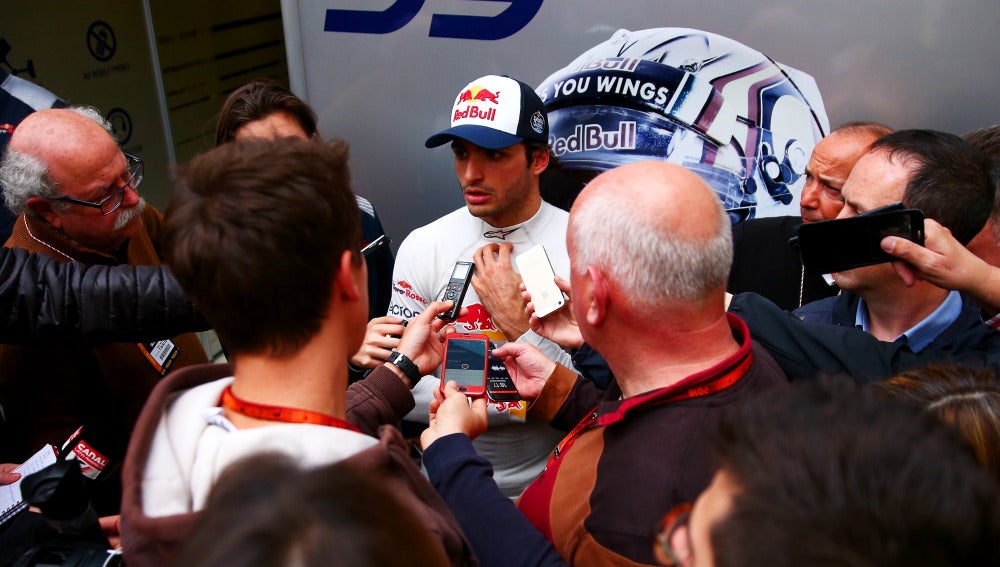 Carlos Sainz atiende a los medios en Montmeló
