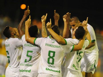 Los jugadores del Chapecoense dedican el gol a sus compañeros fallecidos en el accidente aéreo