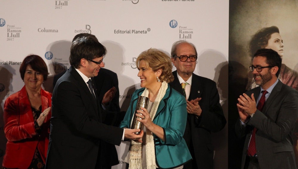 Carles Puigdemont entrega el premio Ramon Llull a Pilar Rahola
