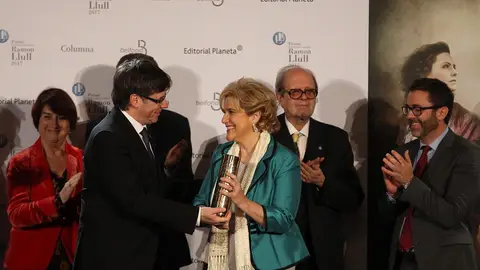 Carles Puigdemont entrega el premio Ramon Llull a Pilar Rahola Carles Puigdemont entrega el premio Ramon Llull a Pilar Rahola