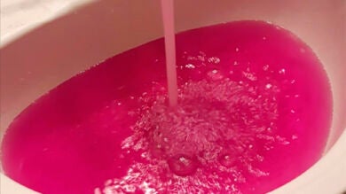El agua de una ciudad de Canadá se vuelve rosa debido a un grave error en el sistema de distribución