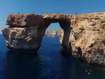 Frame 3.619457 de: La icónica Ventana Azul de Malta se derrumba por un fuerte temporal Frame 3.619457 de: La icónica Ventana Azul de Malta se derrumba por un fuerte temporal