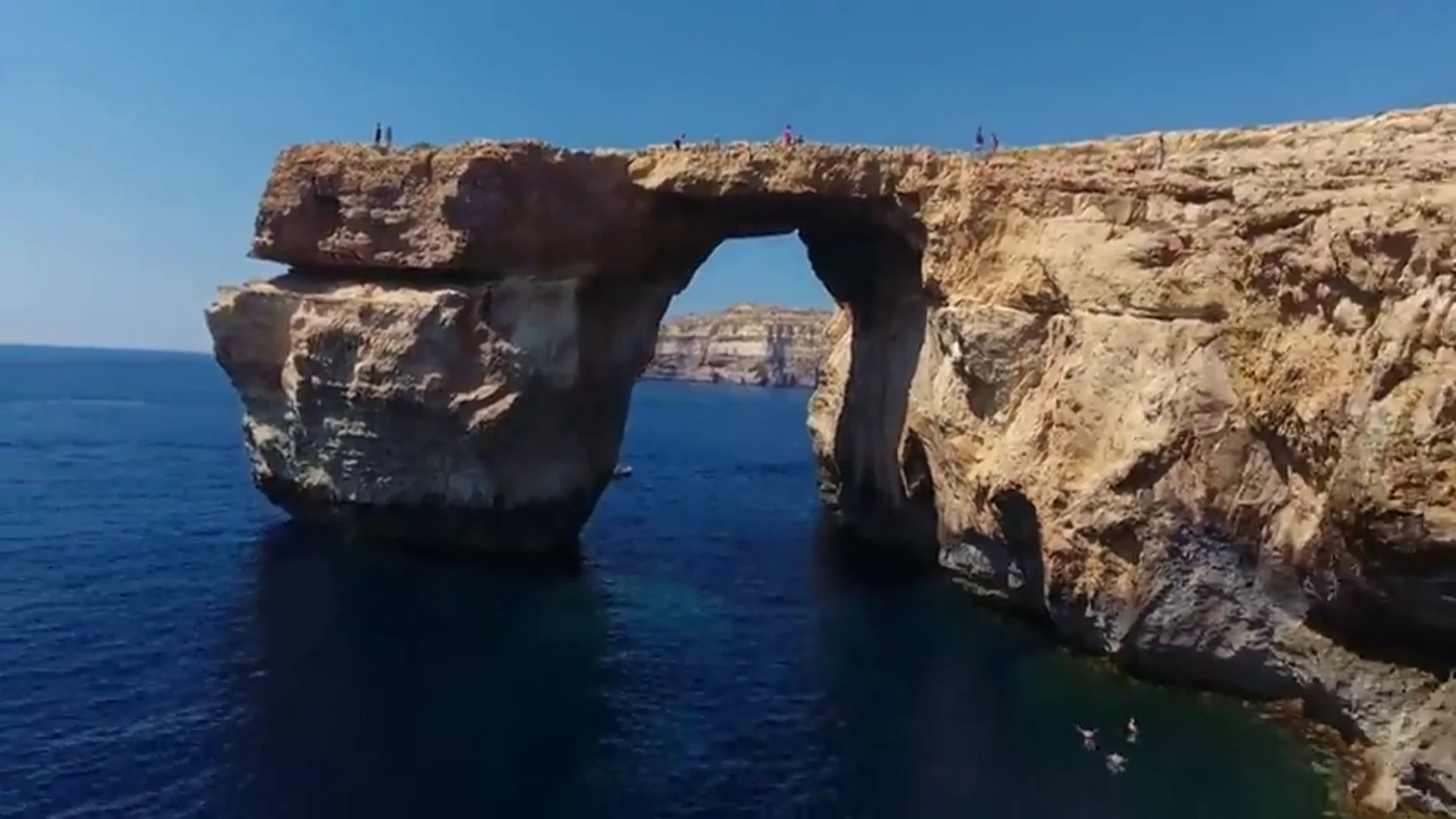 Frame 3.619457 de: La icónica Ventana Azul de Malta se derrumba por un fuerte temporal Frame 3.619457 de: La icónica Ventana Azul de Malta se derrumba por un fuerte temporal