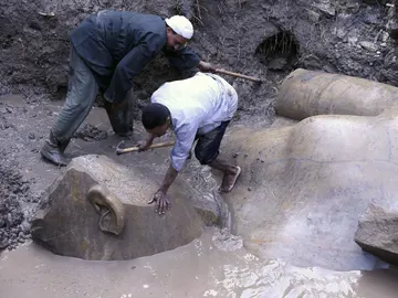 Expertos descubren un coloso que podría pertenecer a Ramsés II Expertos descubren un coloso que podría pertenecer a Ramsés II