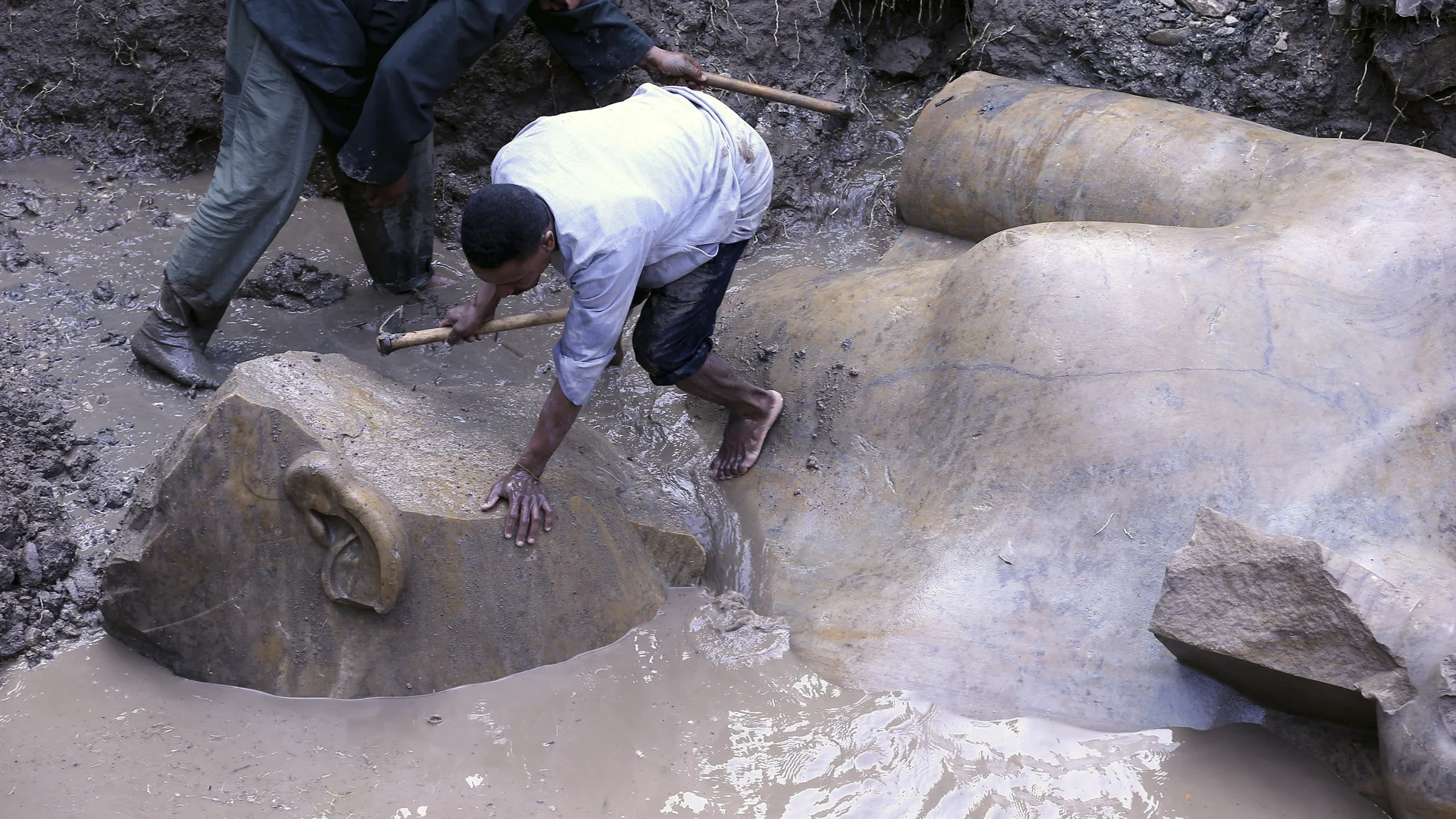 Expertos descubren un coloso que podría pertenecer a Ramsés II Expertos descubren un coloso que podría pertenecer a Ramsés II