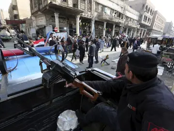 Soldados iraquíes hacen en guardia tras un atentado en Irak Soldados iraquíes hacen en guardia tras un atentado en Irak
