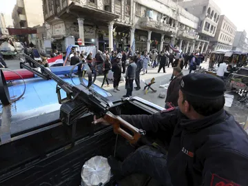 Soldados iraquíes hacen en guardia tras un atentado en Irak Soldados iraquíes hacen en guardia tras un atentado en Irak