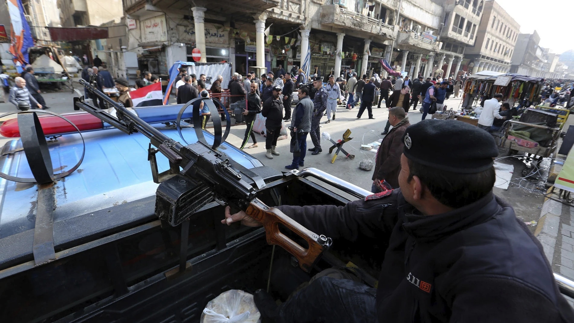 Soldados iraquíes hacen en guardia tras un atentado en Irak Soldados iraquíes hacen en guardia tras un atentado en Irak