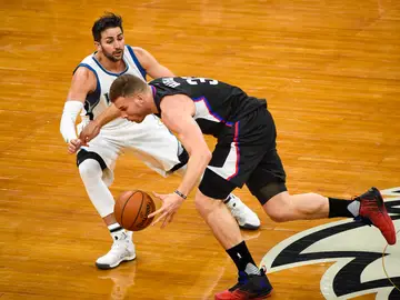 Ricky Rubio intenta robarle el balón a Blake Griffin Ricky Rubio intenta robarle el balón a Blake Griffin
