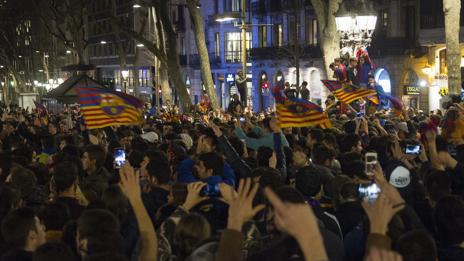 Miles de aficionados del Barcelona, en Canaletas
