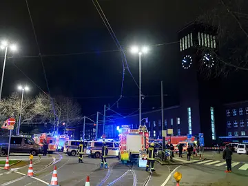 Policía y servicios de emergencias a las afueras de la estación de Dusseldorf Policía y servicios de emergencias a las afueras de la estación de Dusseldorf
