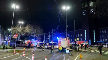 Policía y servicios de emergencias a las afueras de la estación de Dusseldorf Policía y servicios de emergencias a las afueras de la estación de Dusseldorf
