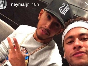 Neymar, con Lewis Hamilton tras el partido