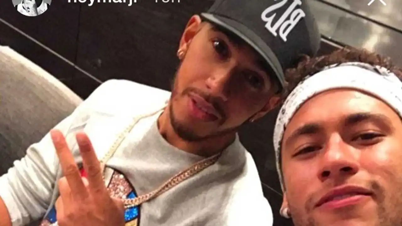 Neymar, con Lewis Hamilton tras el partido