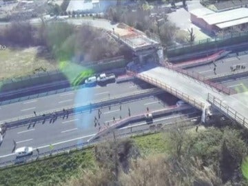 Frame 19.115579 de: Dos personas fallecen al ser aplastado su coche por un puente en una autovía italiana