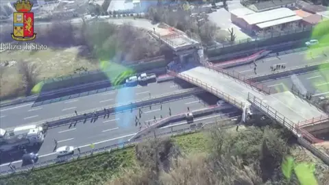 Frame 19.115579 de: Dos personas fallecen al ser aplastado su coche por un puente en una autovía italiana Frame 19.115579 de: Dos personas fallecen al ser aplastado su coche por un puente en una autovía italiana