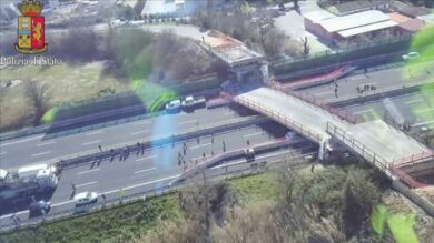 Dos personas fallecen al ser aplastado su coche por un puente en una autovía italiana