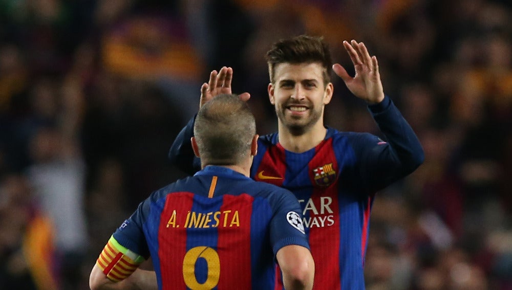 Piqué celebra con Iniesta la victoria sobre el PSG